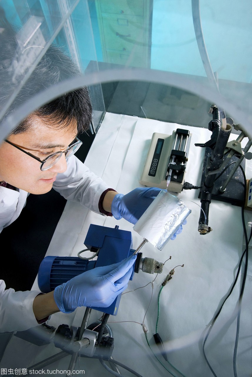 纳米技术的研究。化学家检查了用纳米纤维制造的电影后电纺的铝箔。
